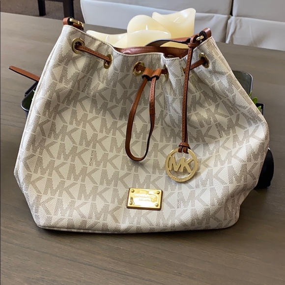 Michael Kors Handbags - Michael Kors drawstring style purse. Tan/brown
